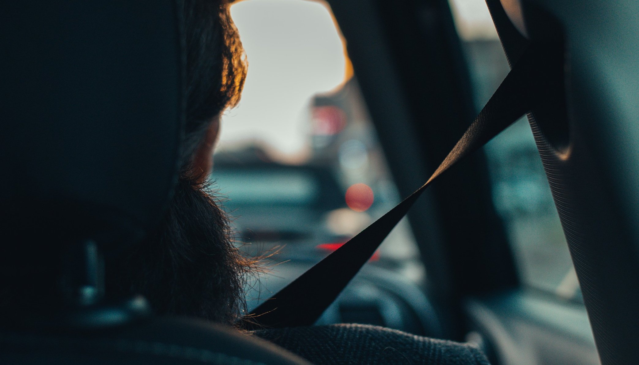 Je řidič osobního motorového vozidla odpovědný za nepřipoutání svéprávného dospělého spolujezdce bezpečnostním pásem?