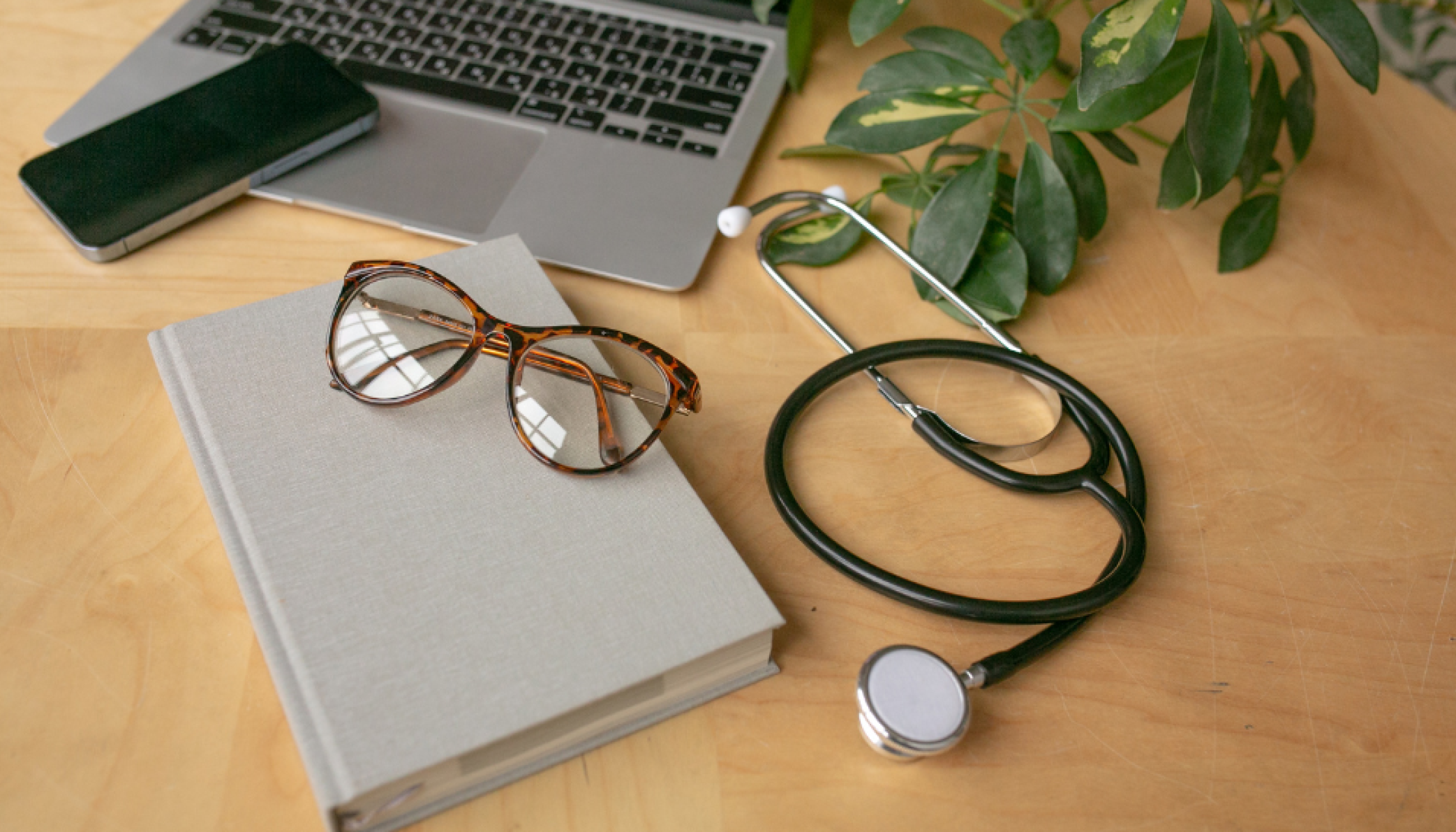 Ústavní soud se zastal porodní asistentky: bez odůvodnění promlčecí lhůta neběží